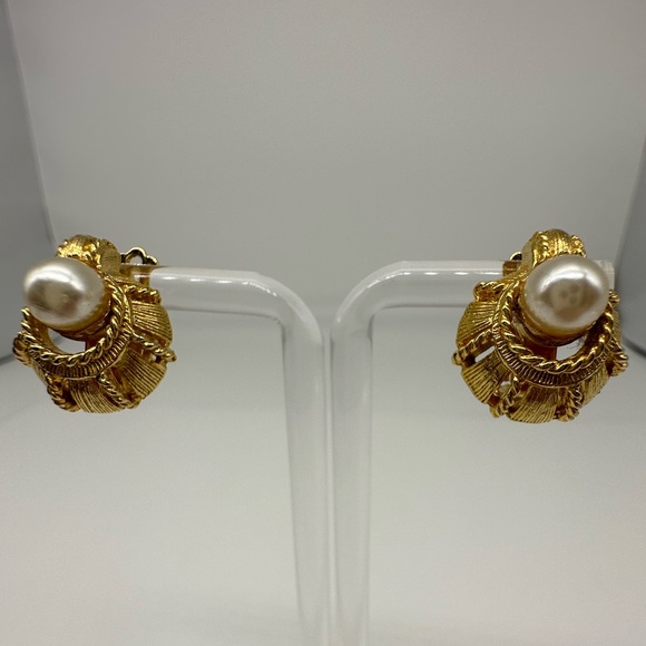 VINTAGE FAUX PEARL 80’s 90’s vibe GOLDTONE CLIP EARRINGS‎ - Picture 9 of 11